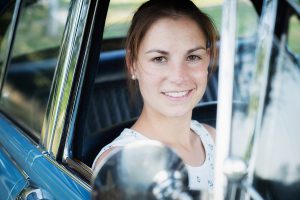 Oldtimerfoto Faherportrait Frau am Steuer Oldtimerportrait Hamburg schleswig-Holstein